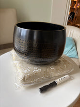 Se billedet i billedfremviser, Buddhist bell set med hvid pude og kølle, flere størrelser