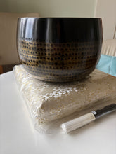 Se billedet i billedfremviser, Buddhist bell set med hvid pude og kølle, flere størrelser