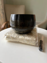 Se billedet i billedfremviser, Buddhist bell set med hvid pude og kølle, flere størrelser