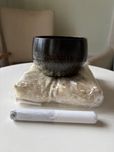 Se billedet i billedfremviser, Buddhist bell set med hvid pude og kølle, flere størrelser