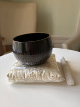 Se billedet i billedfremviser, Buddhist bell set med hvid pude og kølle, flere størrelser